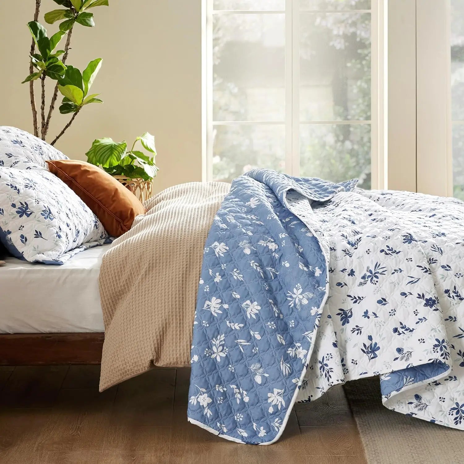 Bedsure Floral Quilt Set Queen - Reversible Blue & White Quilt Bedding Set, Daisy Design Bedspread